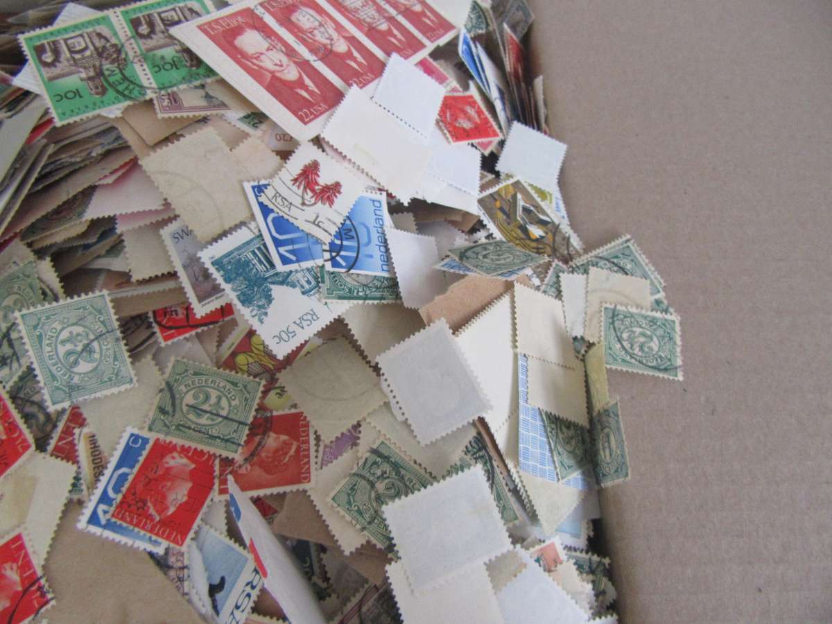 FOR THE BEGINNER AND PATIENT SEARCHER -2400 g OF LOCAL AND INTERNATIONAL STAMPS -BID PER 100 g