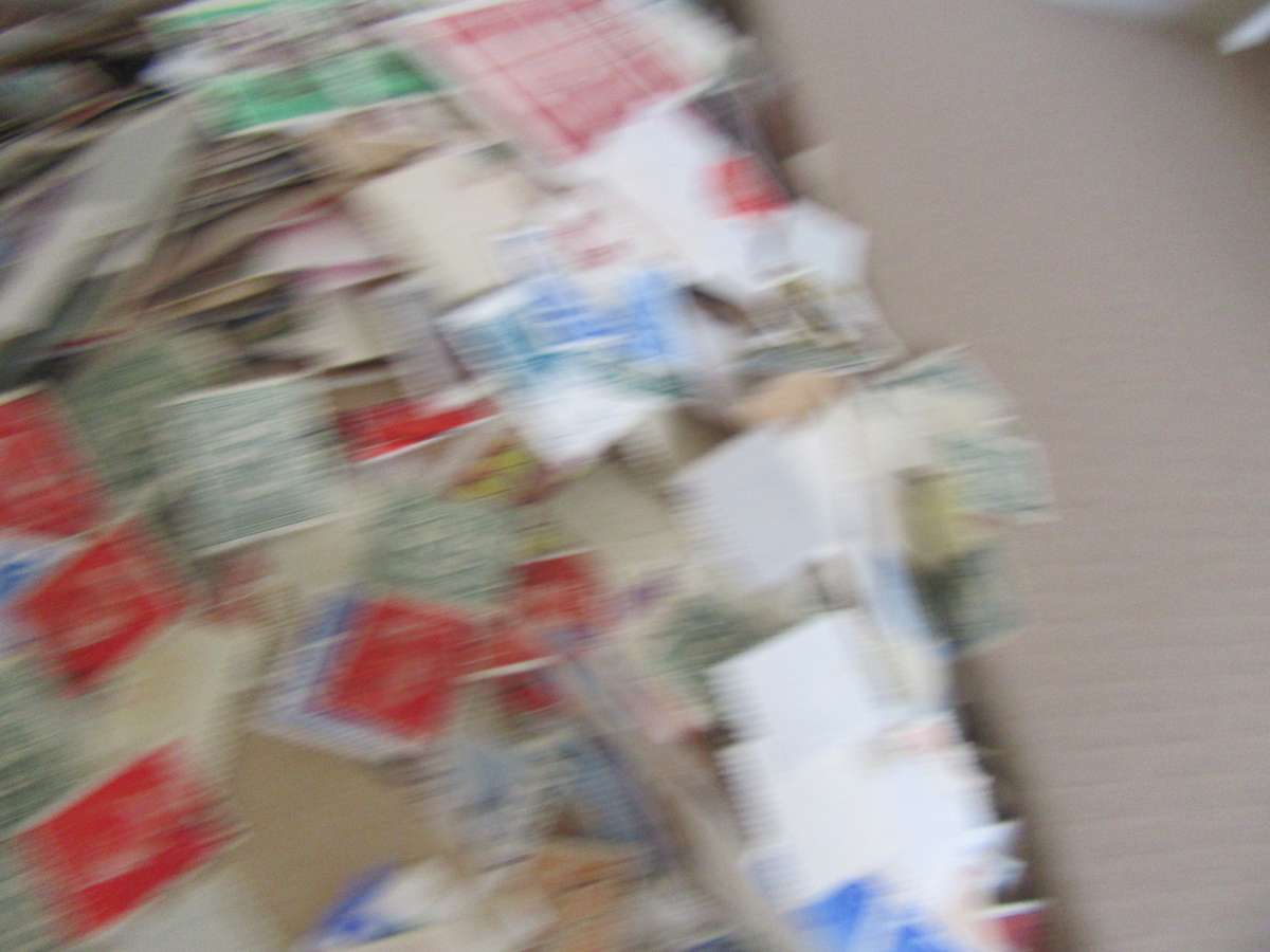 FOR THE BEGINNER AND PATIENT SEARCHER -2400 g OF LOCAL AND INTERNATIONAL STAMPS -BID PER 100 g