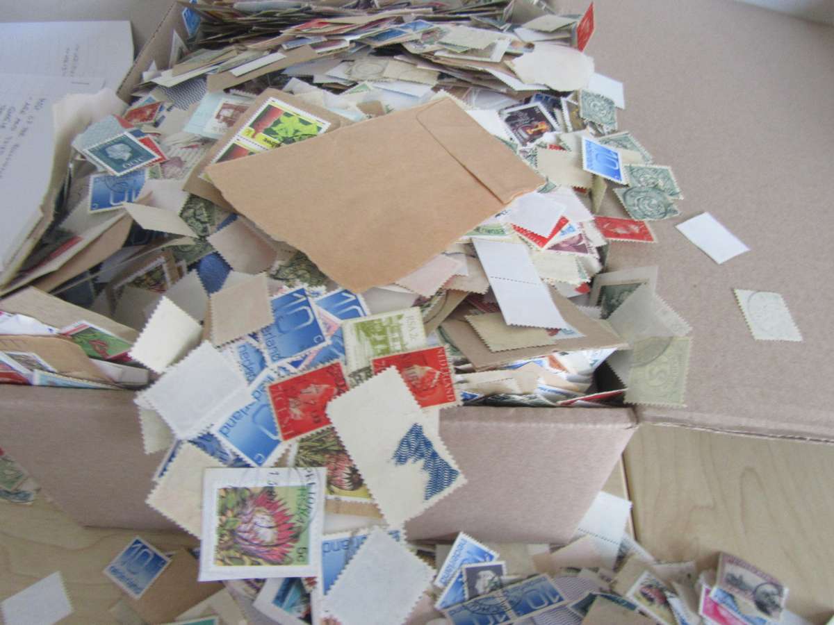 FOR THE BEGINNER AND PATIENT SEARCHER -2400 g OF LOCAL AND INTERNATIONAL STAMPS -BID PER 100 g