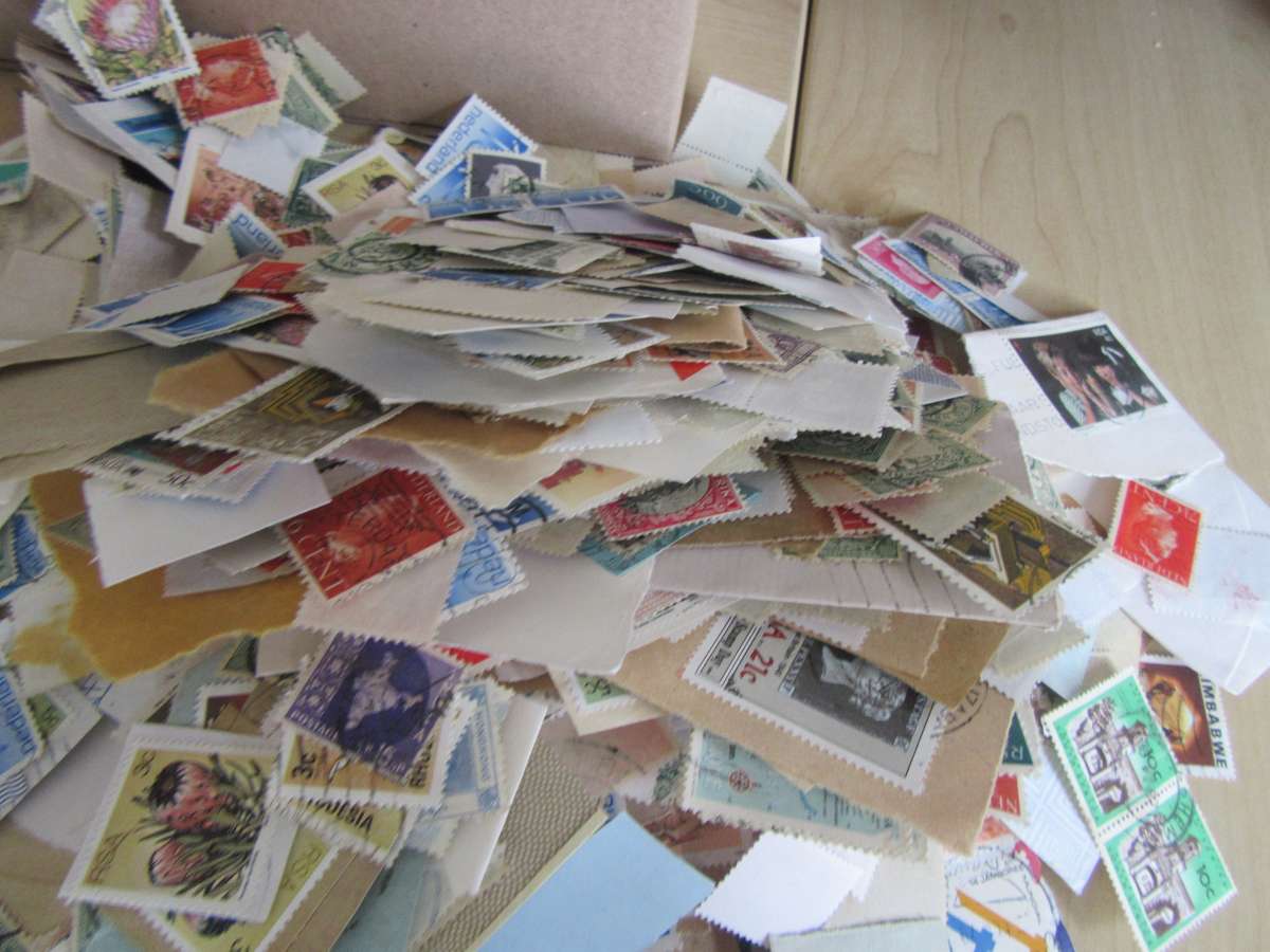 FOR THE BEGINNER AND PATIENT SEARCHER -2400 g OF LOCAL AND INTERNATIONAL STAMPS -BID PER 100 g