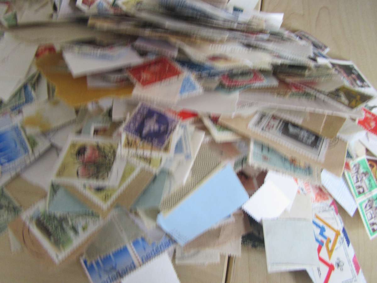 FOR THE BEGINNER AND PATIENT SEARCHER -2400 g OF LOCAL AND INTERNATIONAL STAMPS -BID PER 100 g