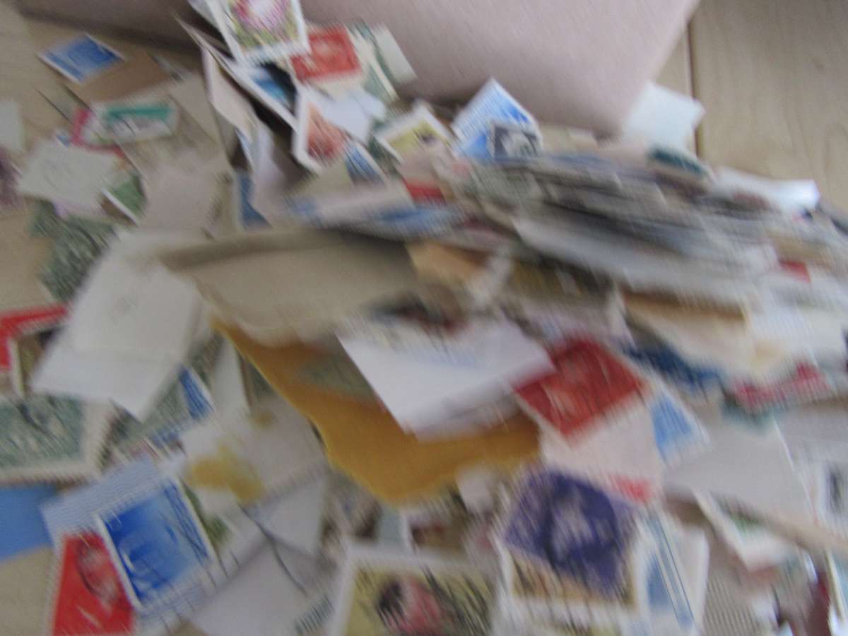 FOR THE BEGINNER AND PATIENT SEARCHER -2400 g OF LOCAL AND INTERNATIONAL STAMPS -BID PER 100 g