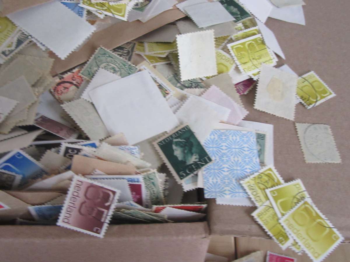 FOR THE BEGINNER AND PATIENT SEARCHER -2400 g OF LOCAL AND INTERNATIONAL STAMPS -BID PER 100 g