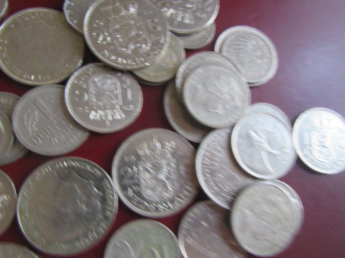 GOOD START FOR THE BEGINNER 50 INTERNATIONAL COINS - AS PER SCAN - CO1 - BID PER TEM