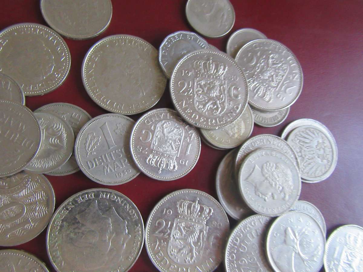 GOOD START FOR THE BEGINNER 50 INTERNATIONAL COINS - AS PER SCAN - CO1 - BID PER TEM