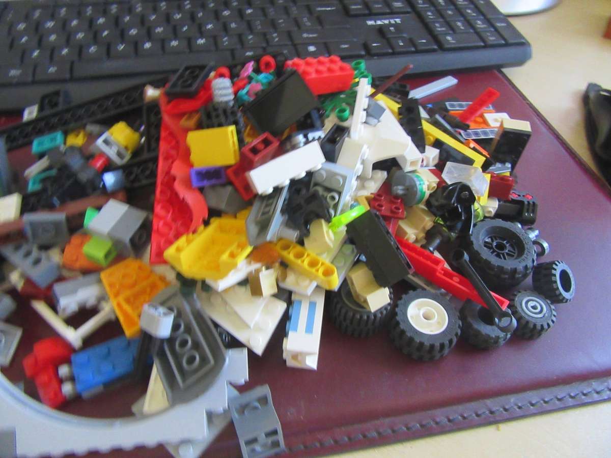 MIXED LOTOF 600g LLEGO ITEMS - AS PER SCAN - BID PER TWO GRAMS - LE2