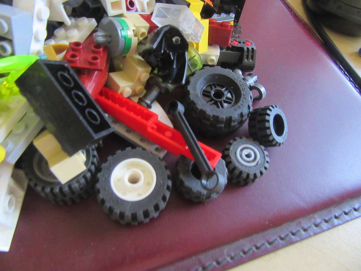 MIXED LOTOF 600g LLEGO ITEMS - AS PER SCAN - BID PER TWO GRAMS - LE2