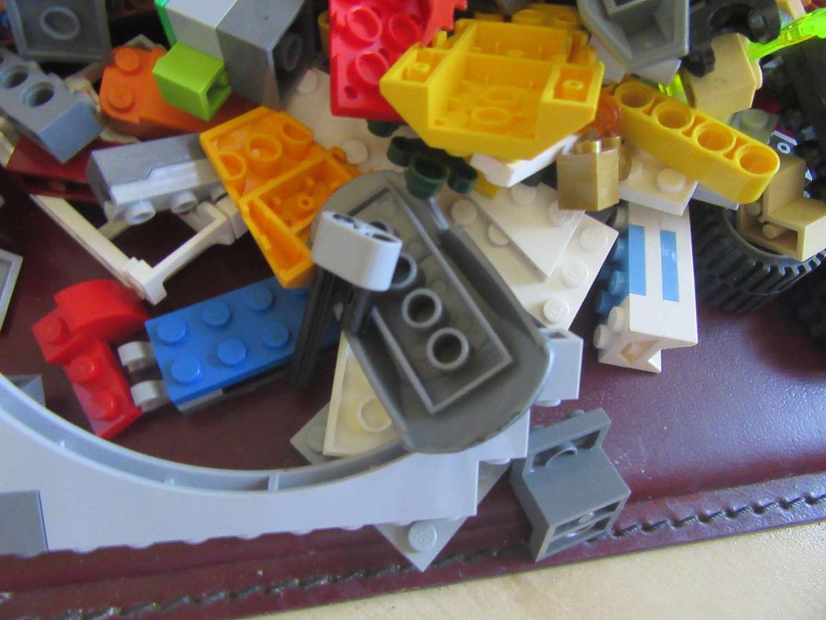 MIXED LOTOF 600g LLEGO ITEMS - AS PER SCAN - BID PER TWO GRAMS - LE2