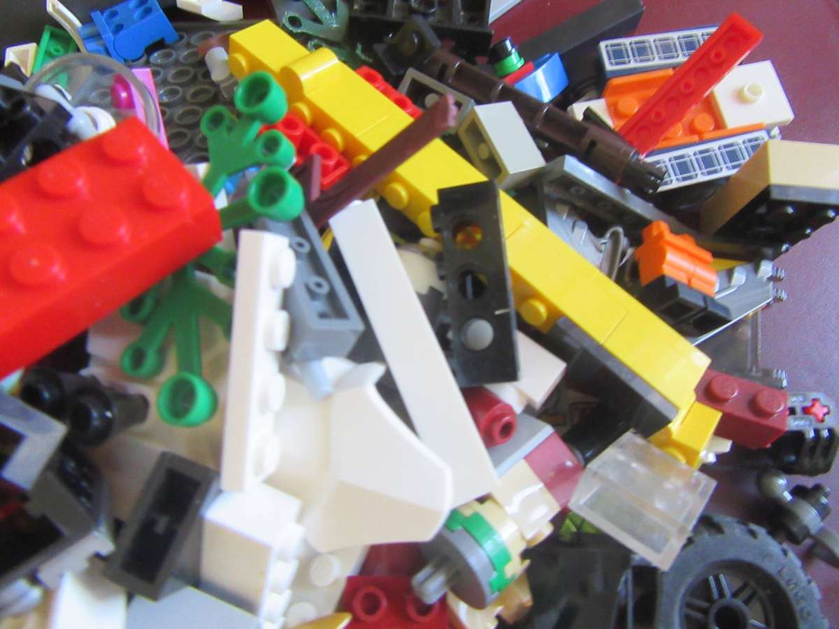 MIXED LOTOF 600g LLEGO ITEMS - AS PER SCAN - BID PER TWO GRAMS - LE2