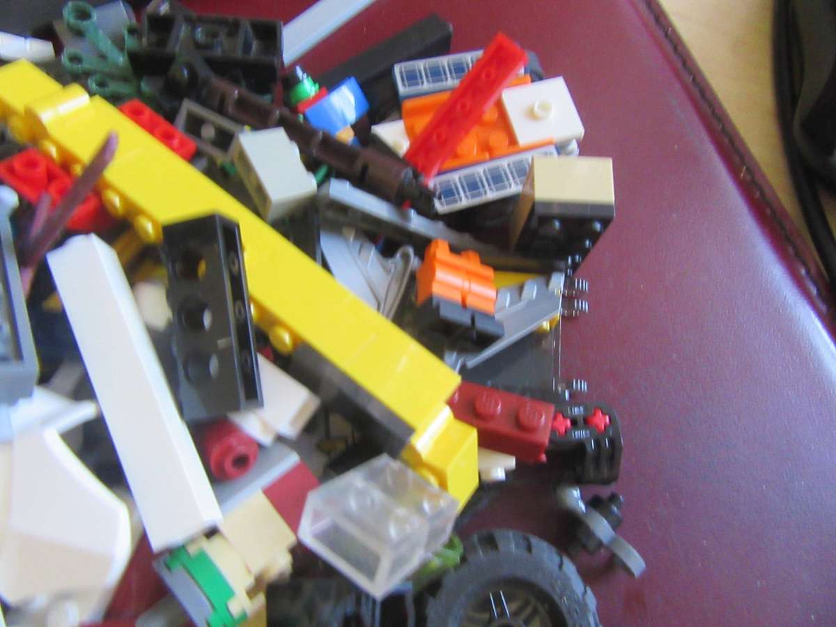 MIXED LOTOF 600g LLEGO ITEMS - AS PER SCAN - BID PER TWO GRAMS - LE2