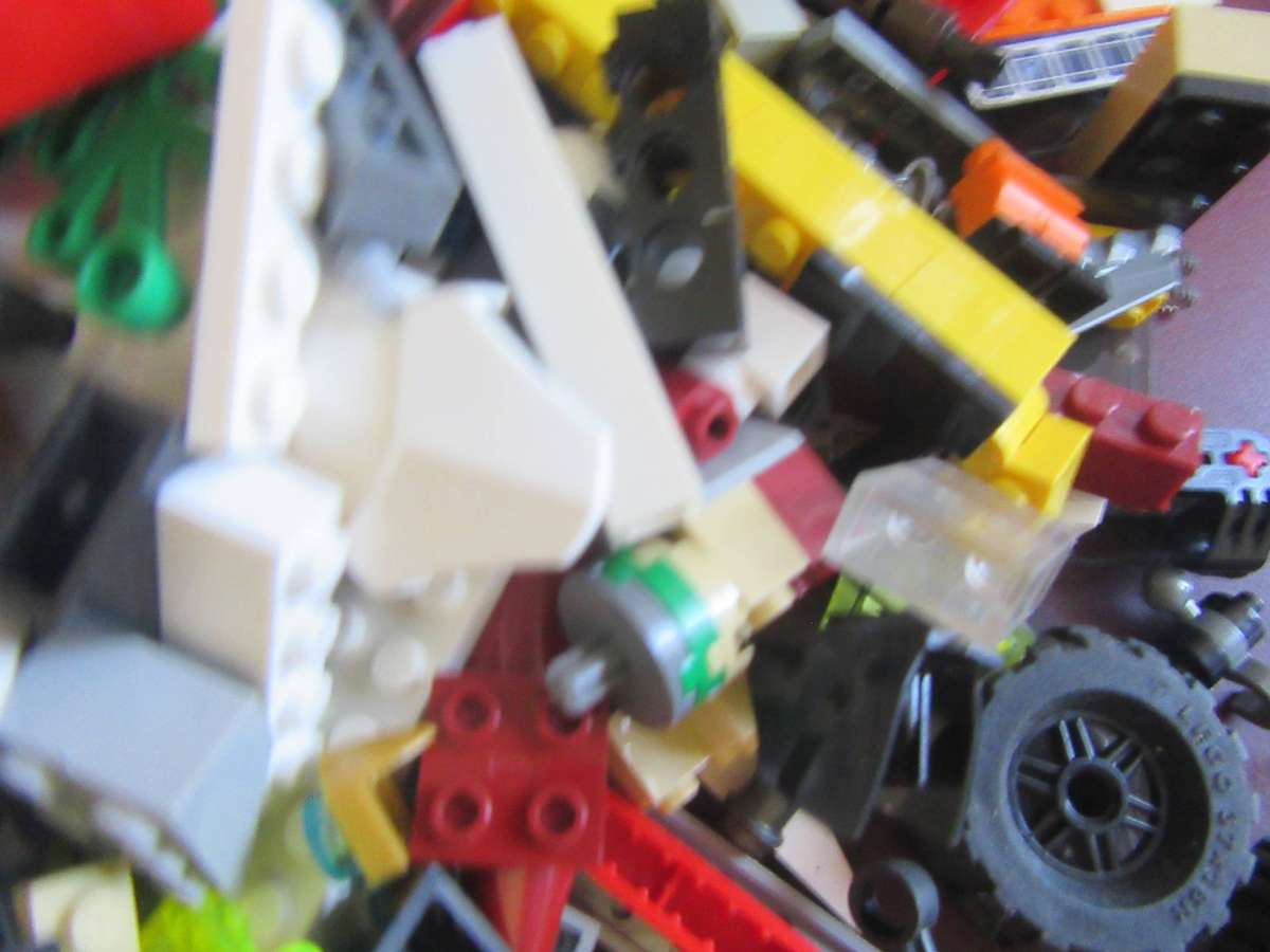 MIXED LOTOF 600g LLEGO ITEMS - AS PER SCAN - BID PER TWO GRAMS - LE2