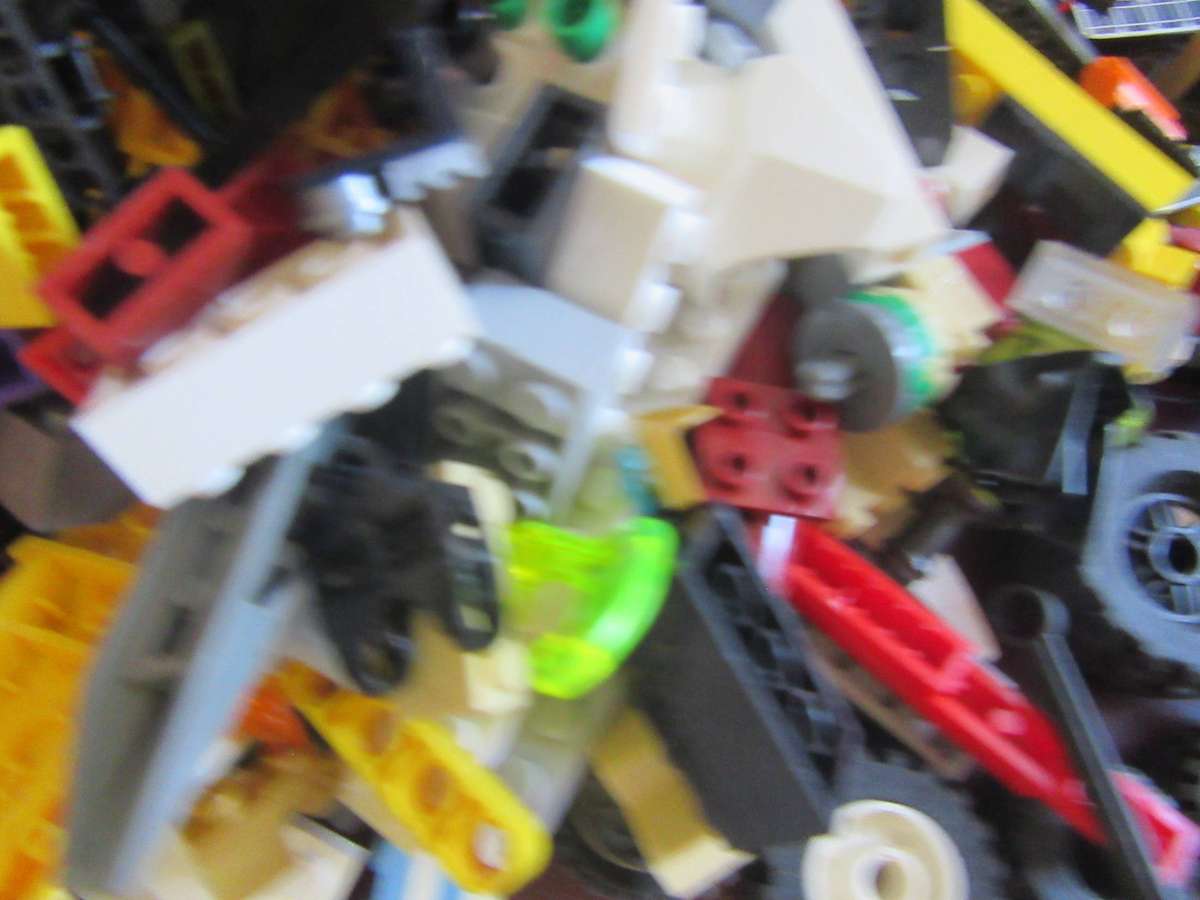 MIXED LOTOF 600g LLEGO ITEMS - AS PER SCAN - BID PER TWO GRAMS - LE2