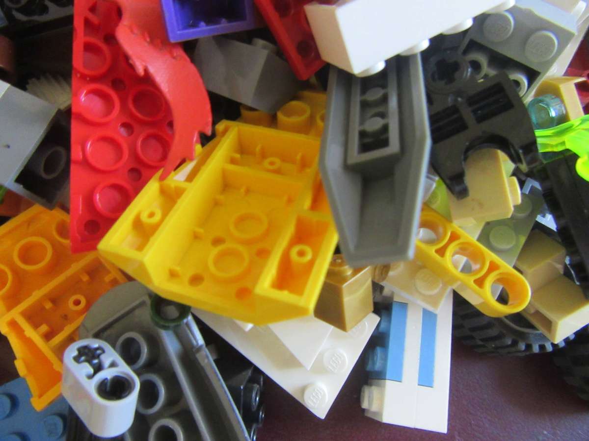 MIXED LOTOF 600g LLEGO ITEMS - AS PER SCAN - BID PER TWO GRAMS - LE2