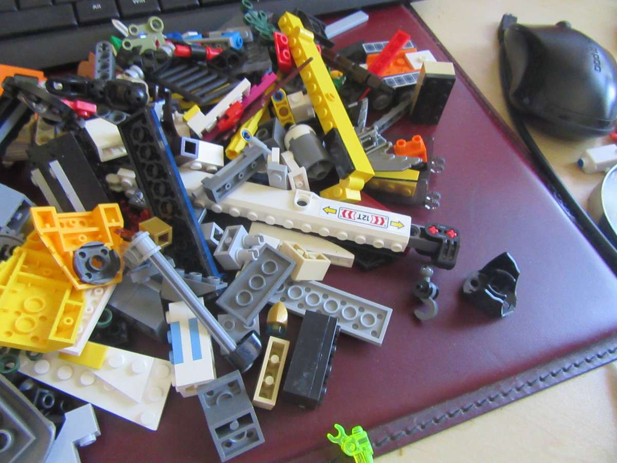 MIXED LOTOF 600g LLEGO ITEMS - AS PER SCAN - BID PER TWO GRAMS - LE2