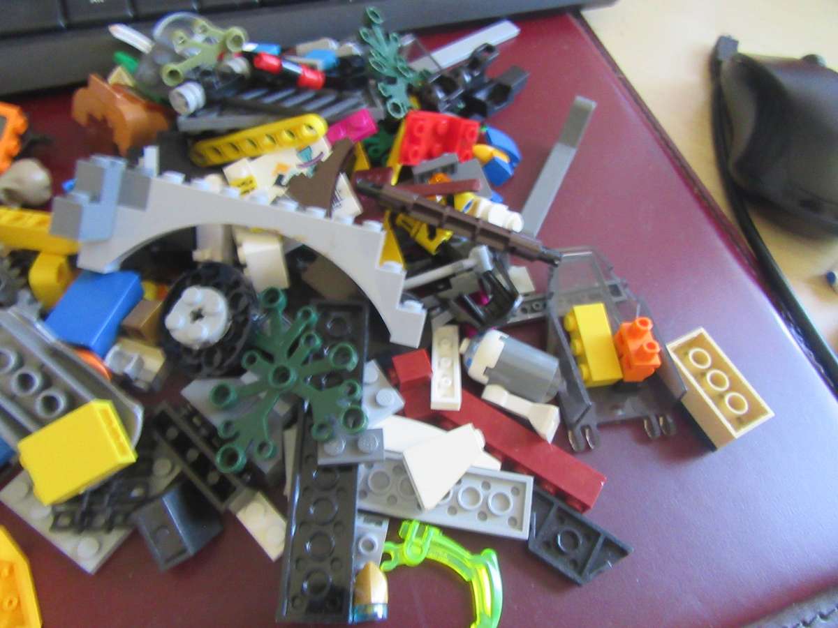 MIXED LOTOF 600g LLEGO ITEMS - AS PER SCAN - BID PER TWO GRAMS - LE2