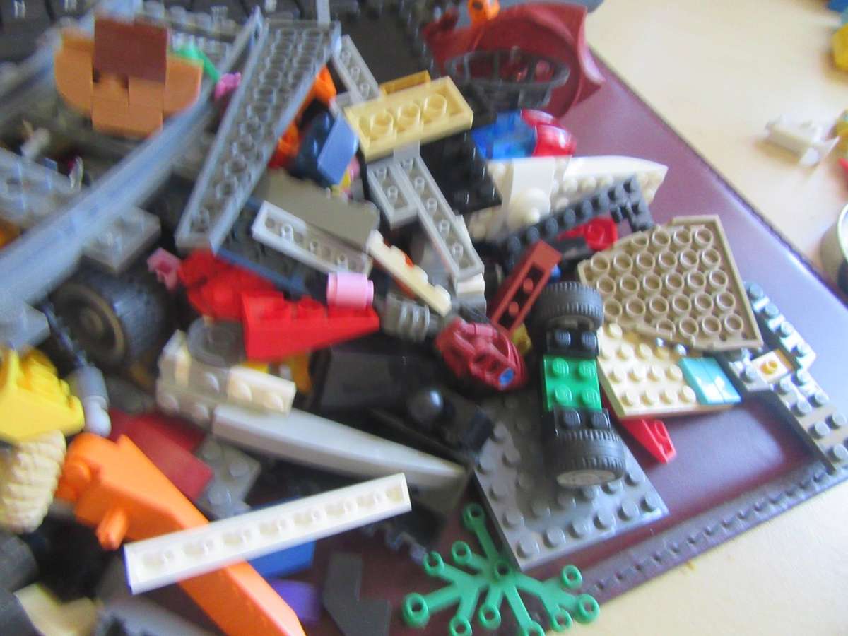 MIXED LOT OF 600g LEGO ITEMS - AS PER SCAN - LE3