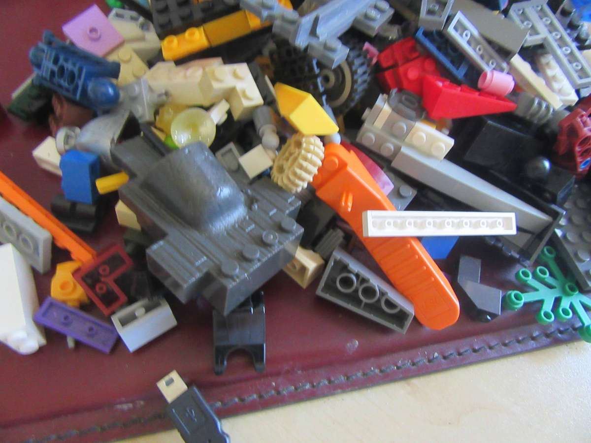 MIXED LOT OF 600g LEGO ITEMS - AS PER SCAN - LE3