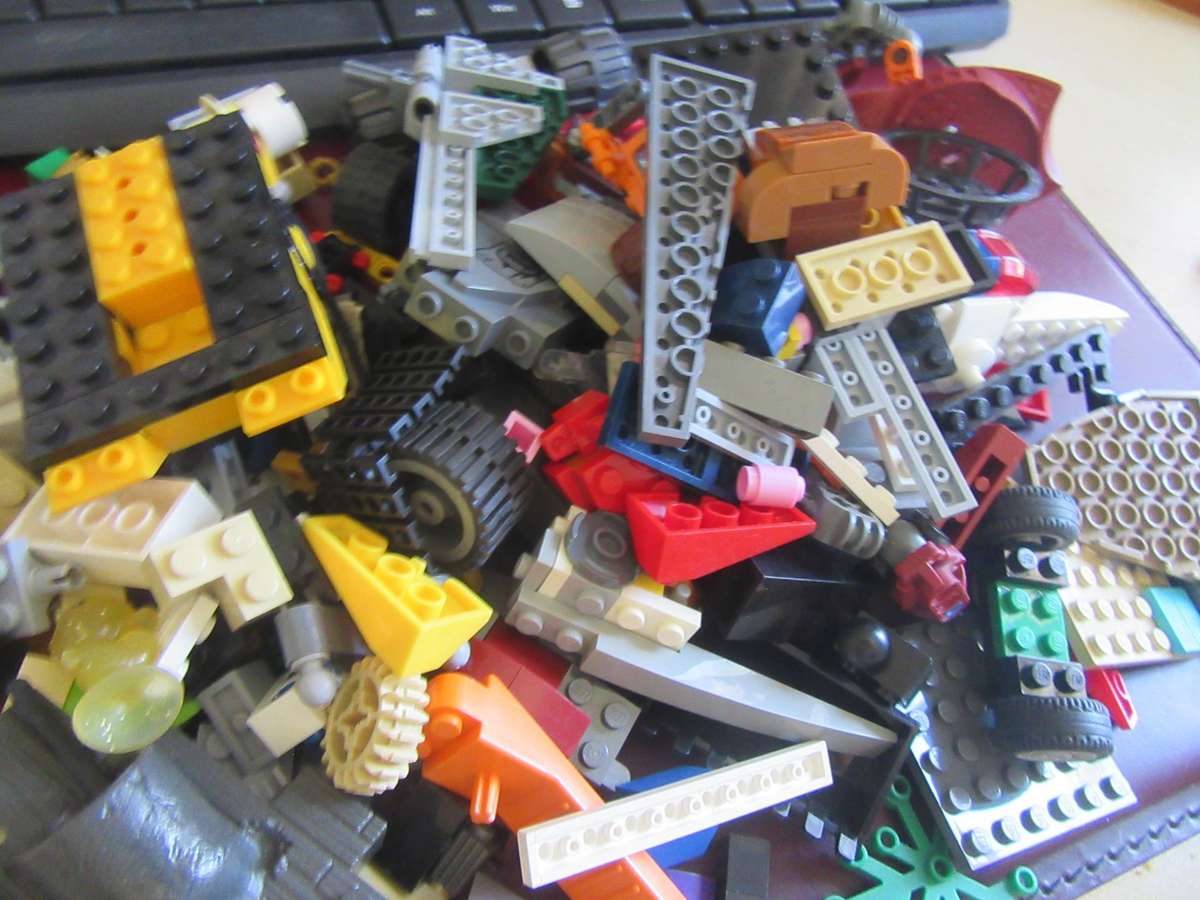 MIXED LOT OF 600g LEGO ITEMS - AS PER SCAN - LE3