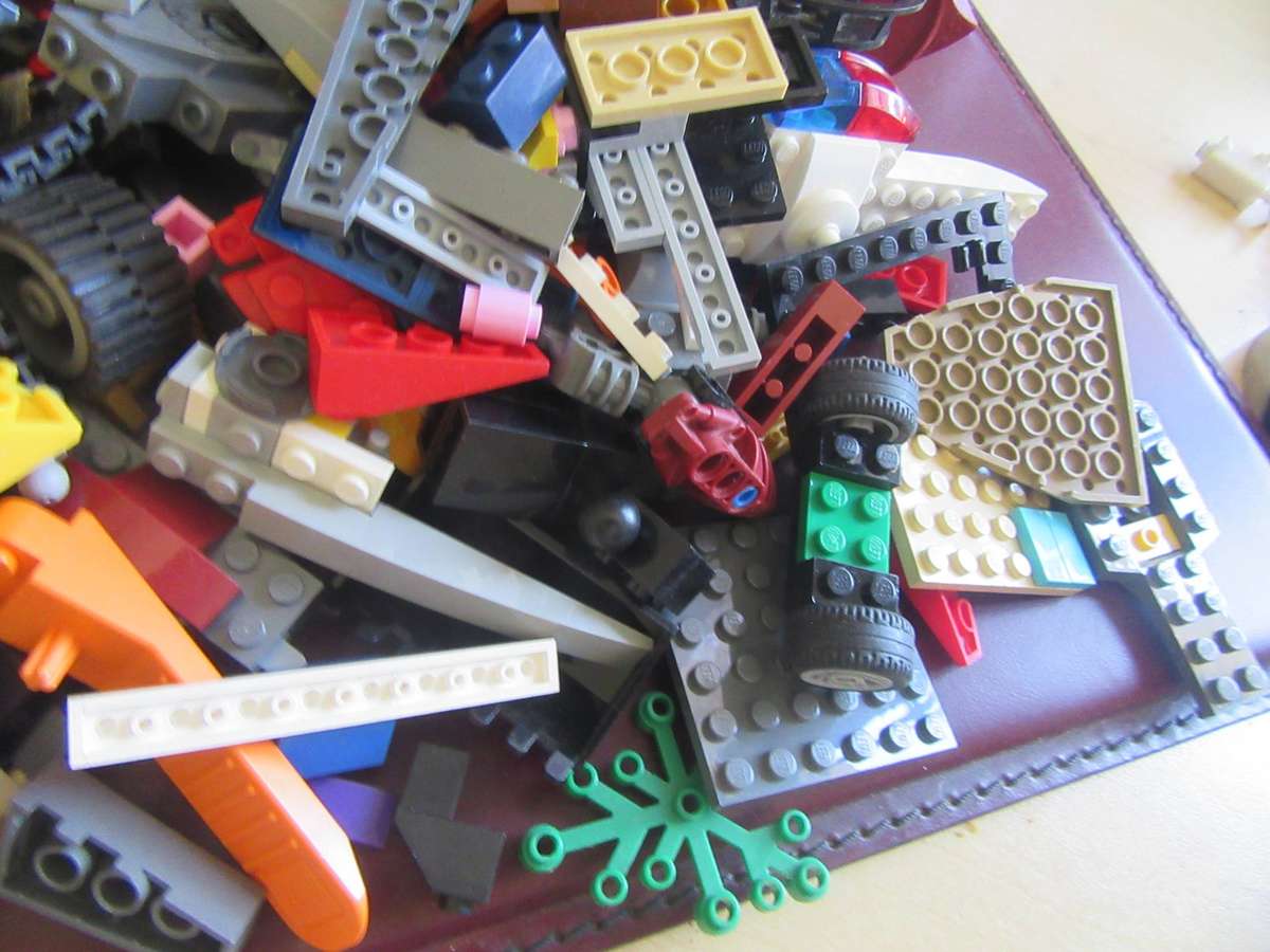 MIXED LOT OF 600g LEGO ITEMS - AS PER SCAN - LE3
