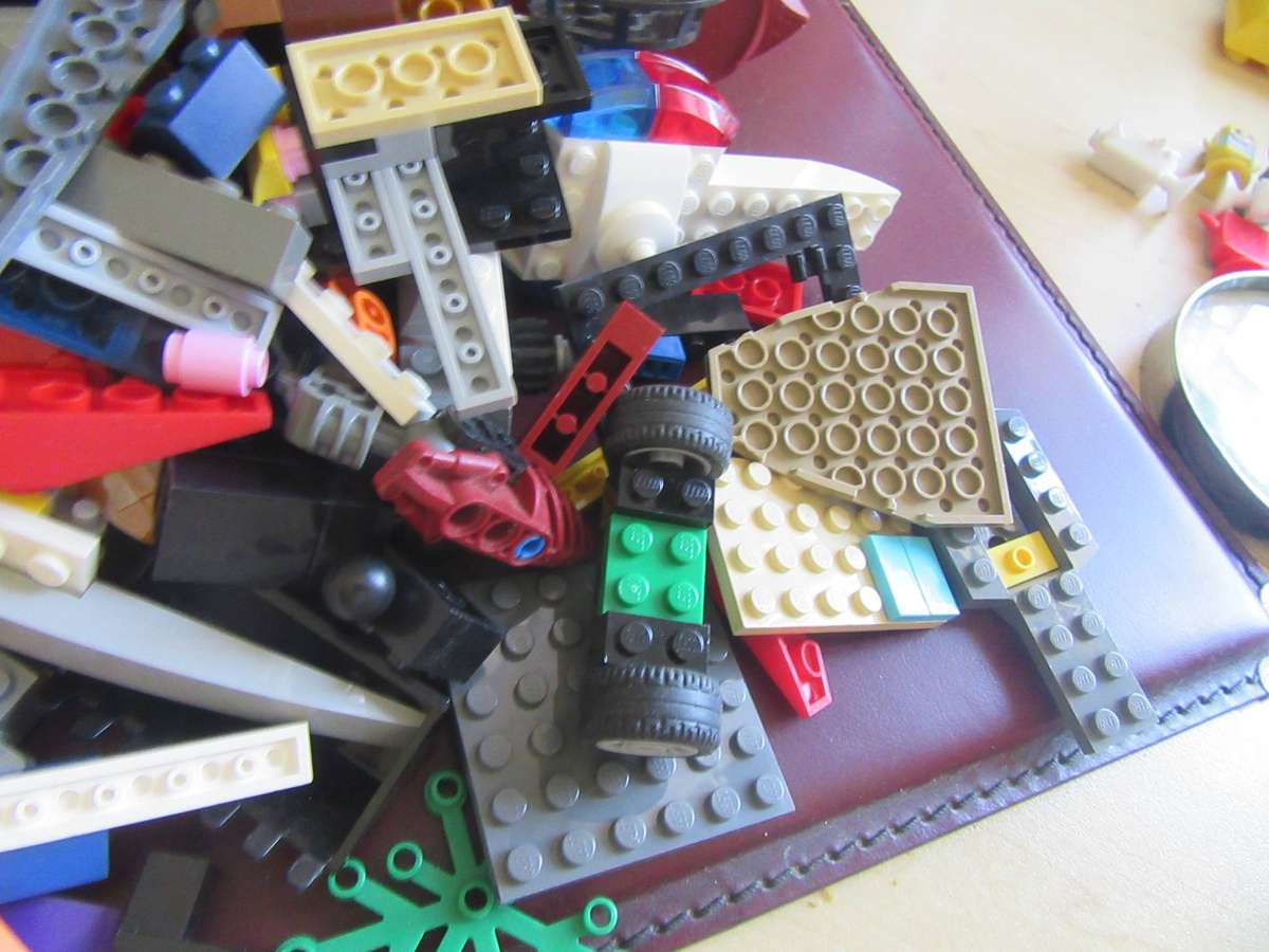 MIXED LOT OF 600g LEGO ITEMS - AS PER SCAN - LE3