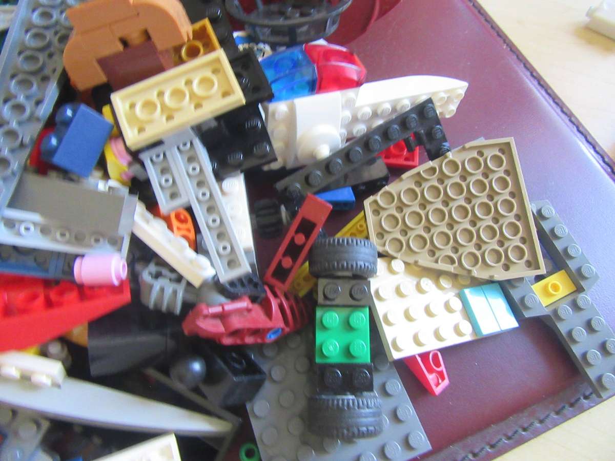 MIXED LOT OF 600g LEGO ITEMS - AS PER SCAN - LE3