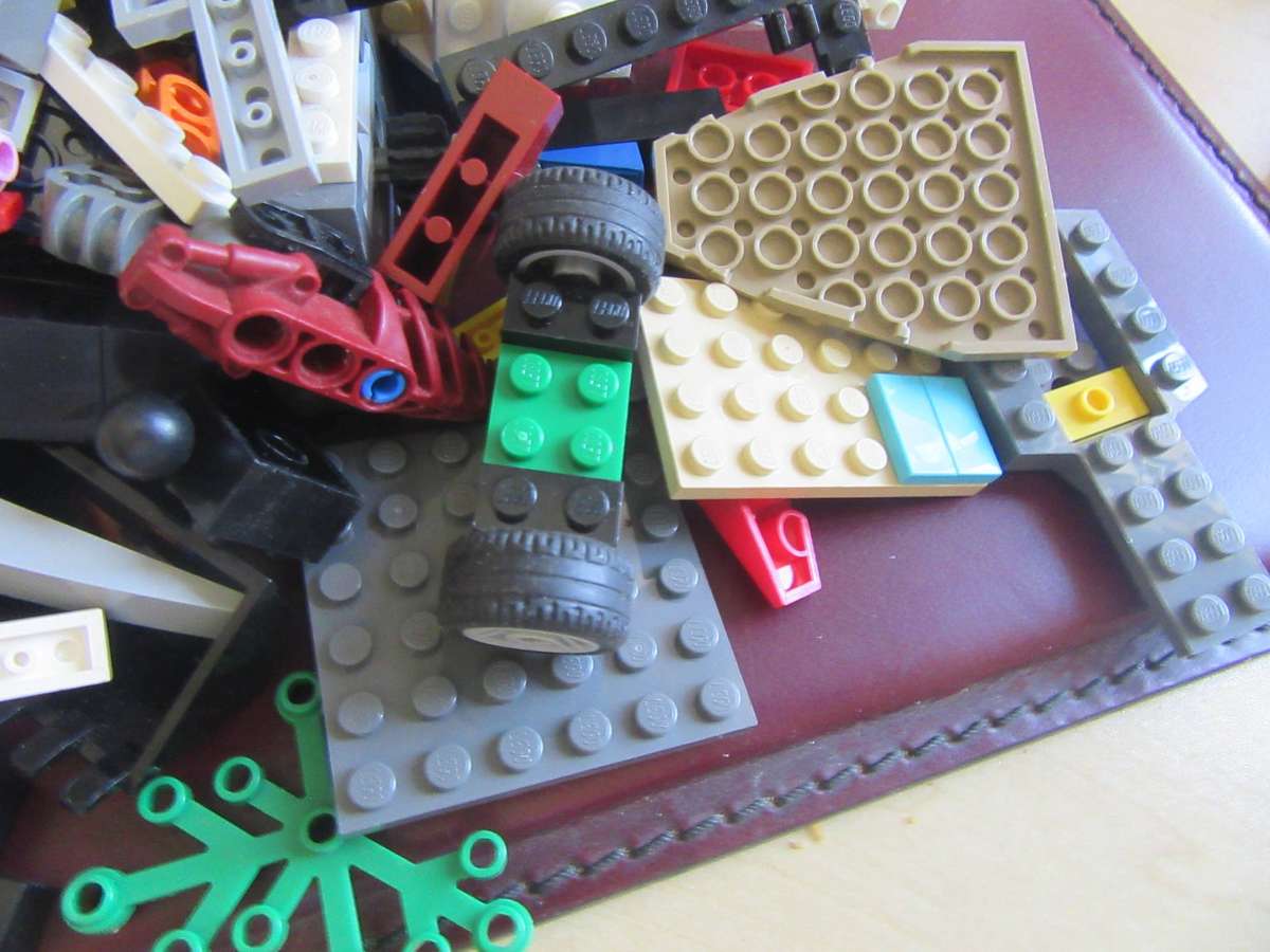 MIXED LOT OF 600g LEGO ITEMS - AS PER SCAN - LE3