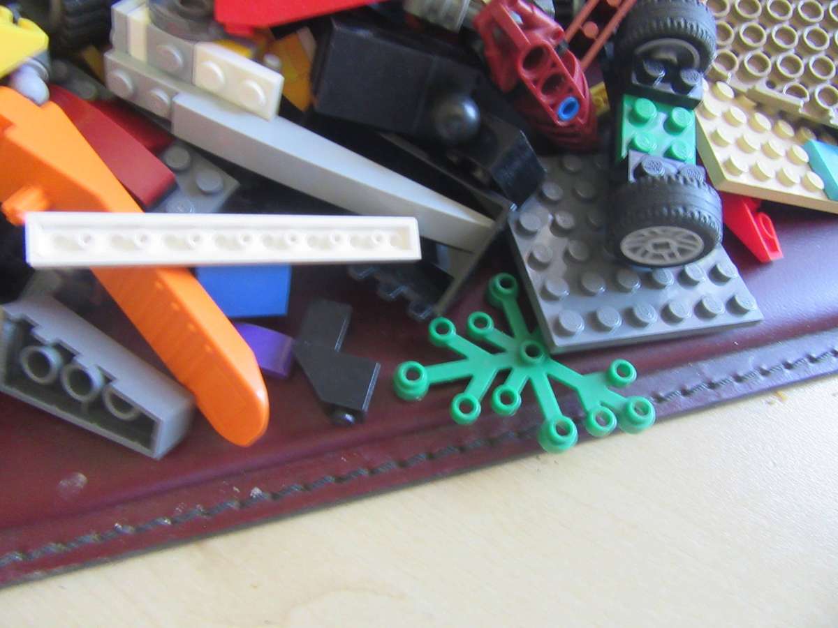 MIXED LOT OF 600g LEGO ITEMS - AS PER SCAN - LE3