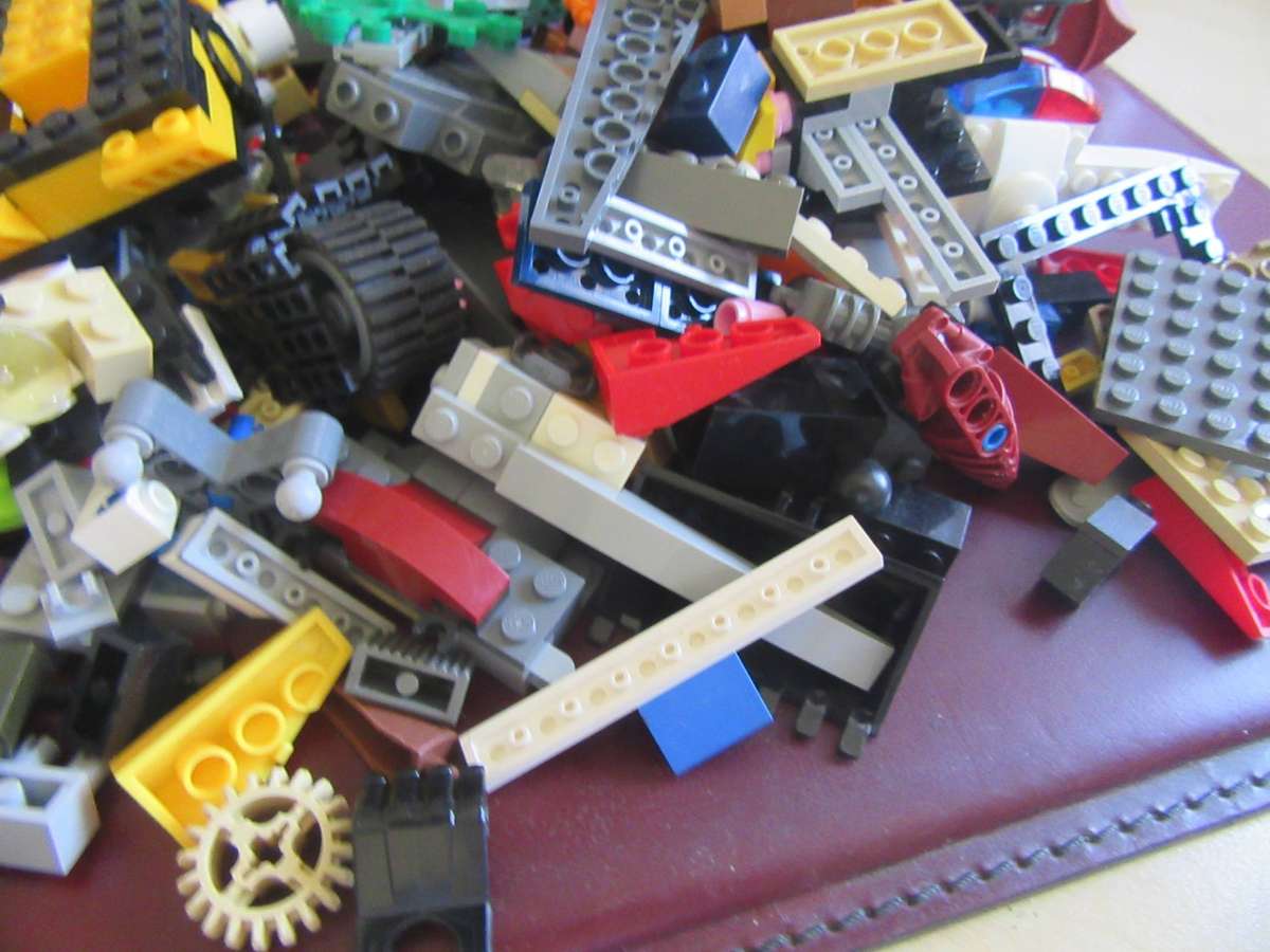 MIXED LOT OF 600g LEGO ITEMS - AS PER SCAN - LE3