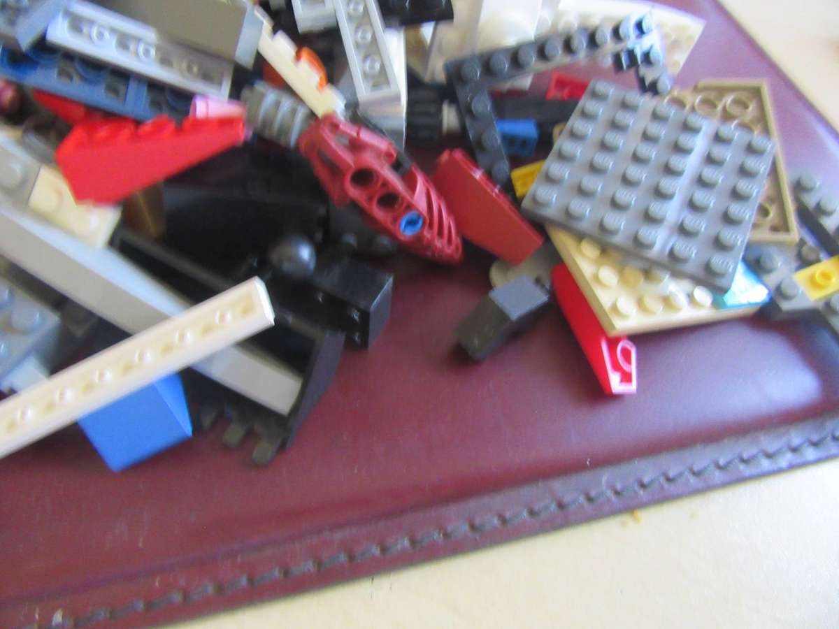 MIXED LOT OF 600g LEGO ITEMS - AS PER SCAN - LE3