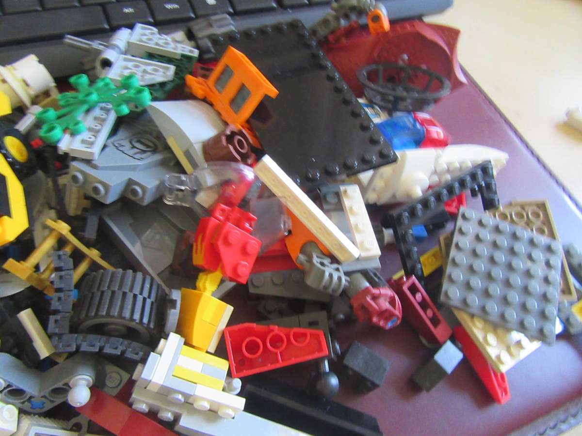 MIXED LOT OF 600g LEGO ITEMS - AS PER SCAN - LE3