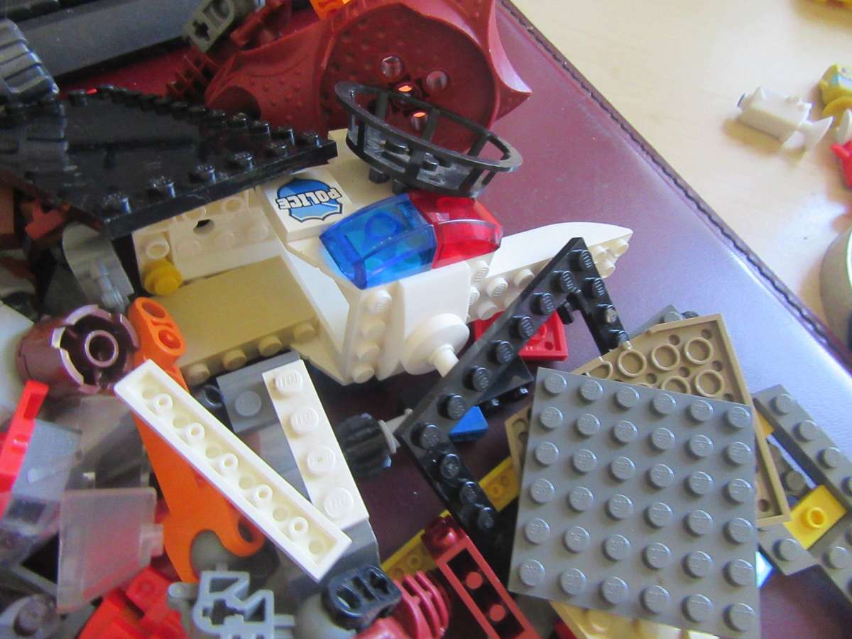 MIXED LOT OF 600g LEGO ITEMS - AS PER SCAN - LE3