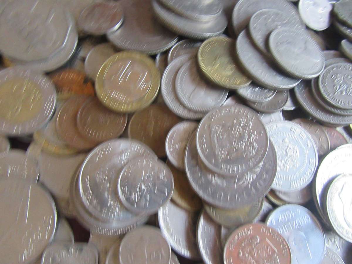 GOOD START FOR THE BEGINNER - 410 INTERNATIONAL COINS INCL. RSA COINS - AS PR SCAN - BID PER COIN11