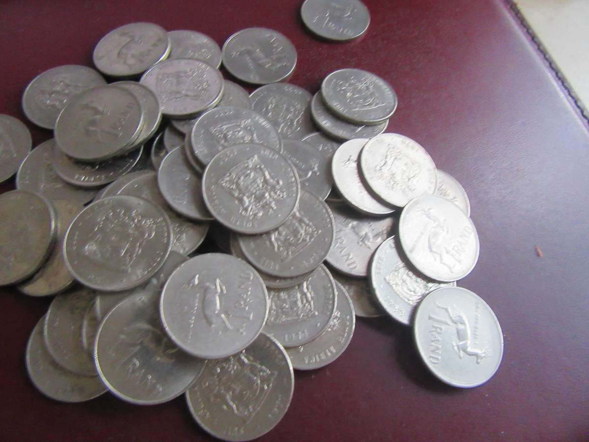58 ONE RAND COINS WITH COAT OF ARMS - VARIOUS YEARS - AS PER SCAN - BID PER COIN