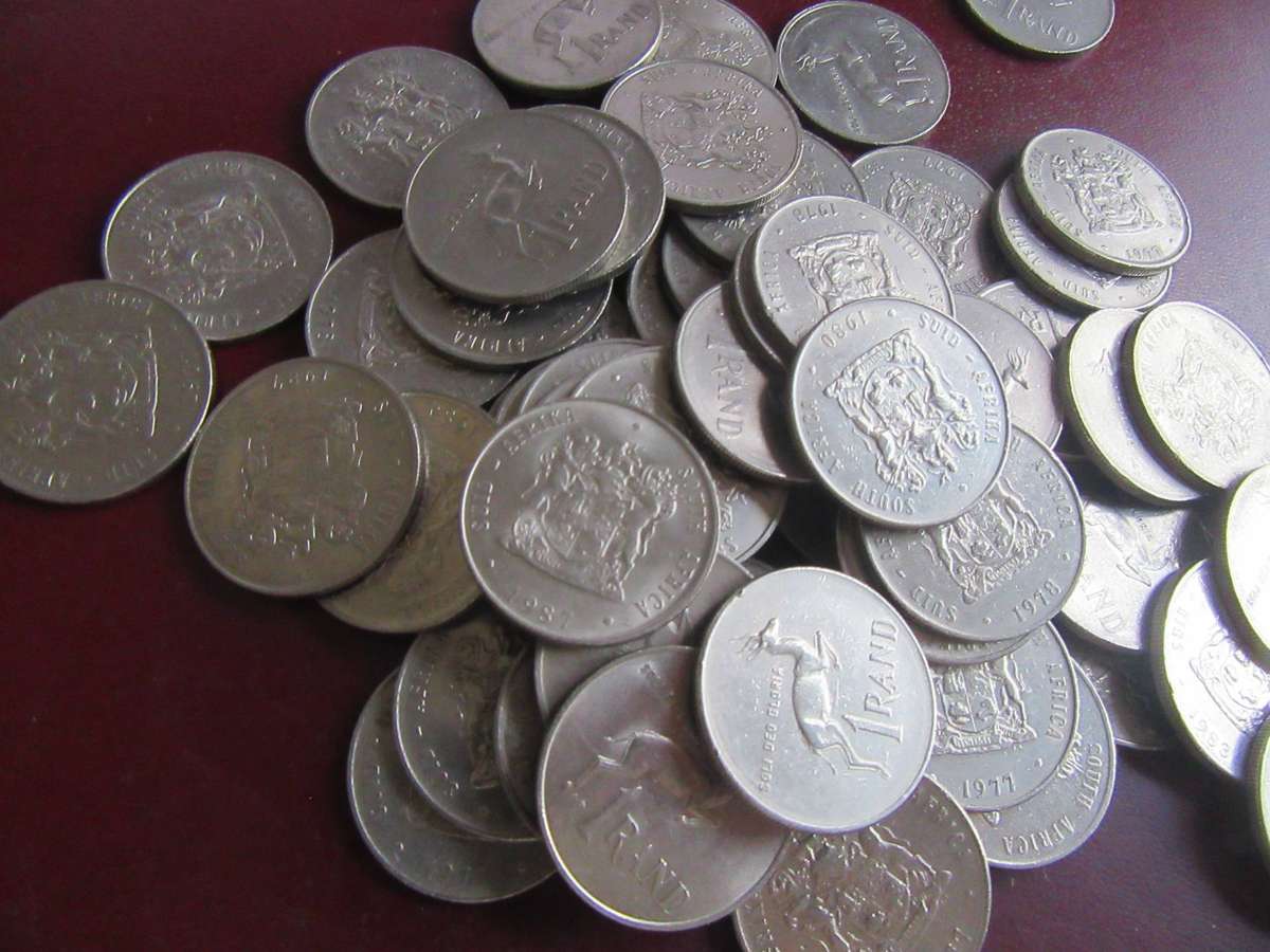 58 ONE RAND COINS WITH COAT OF ARMS - VARIOUS YEARS - AS PER SCAN - BID PER COIN