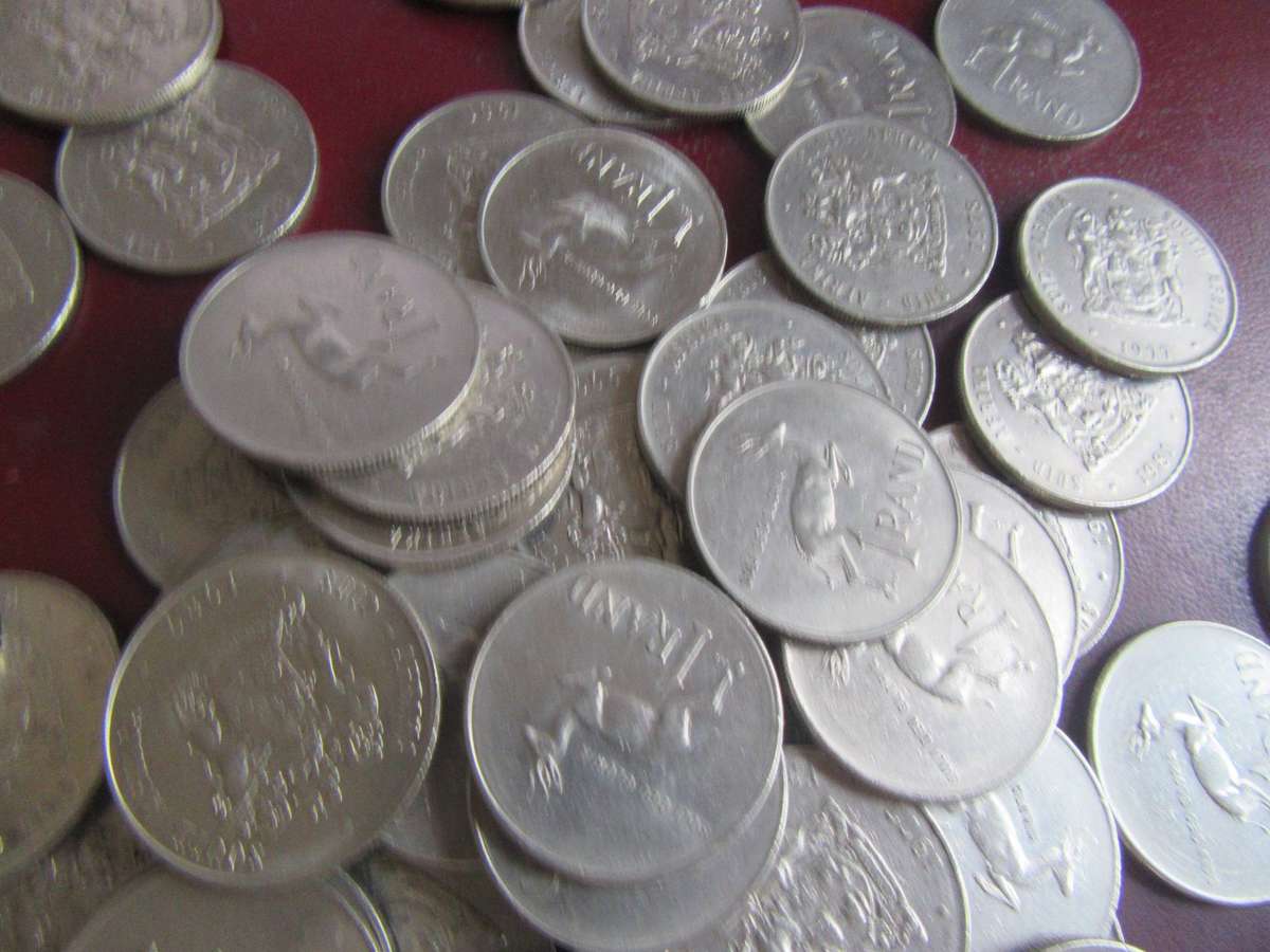 58 ONE RAND COINS WITH COAT OF ARMS - VARIOUS YEARS - AS PER SCAN - BID PER COIN