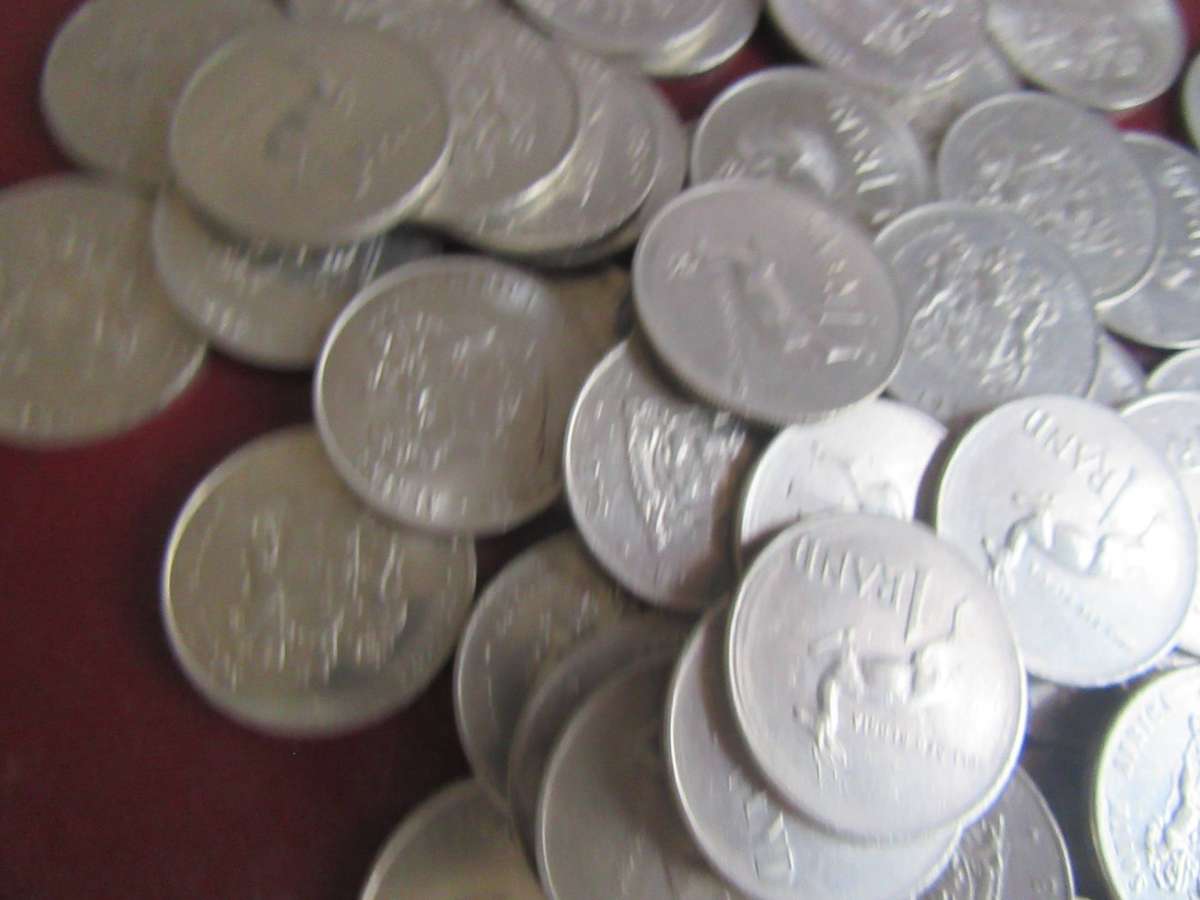 58 ONE RAND COINS WITH COAT OF ARMS - VARIOUS YEARS - AS PER SCAN - BID PER COIN