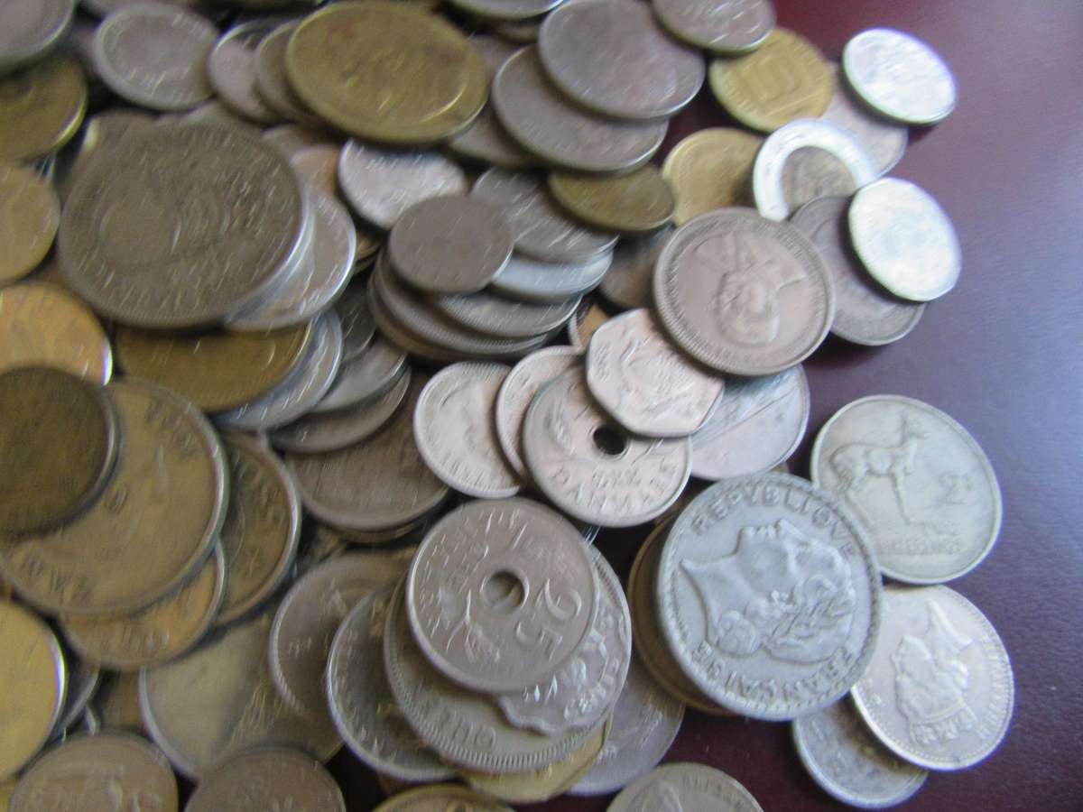 GOOD START FOR THE BEGINNER 400INTERNATIONAL COINS - AS PER SCAN -  - BID PER ITEM - LOT1