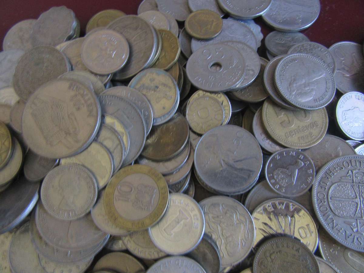 GOOD START FOR THE BEGINNER 400INTERNATIONAL COINS - AS PER SCAN -  - BID PER ITEM - LOT1