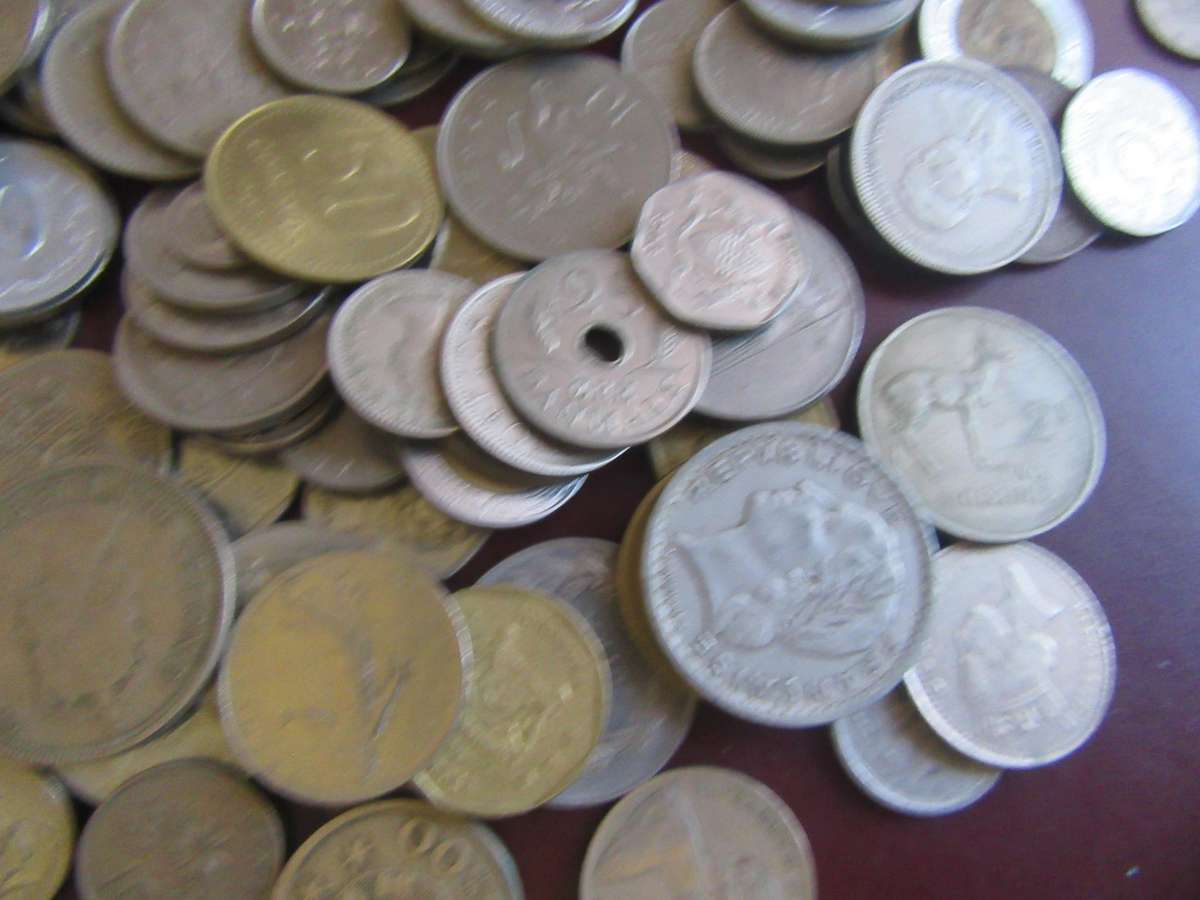 GOOD START FOR THE BEGINNER 400INTERNATIONAL COINS - AS PER SCAN -  - BID PER ITEM - LOT1