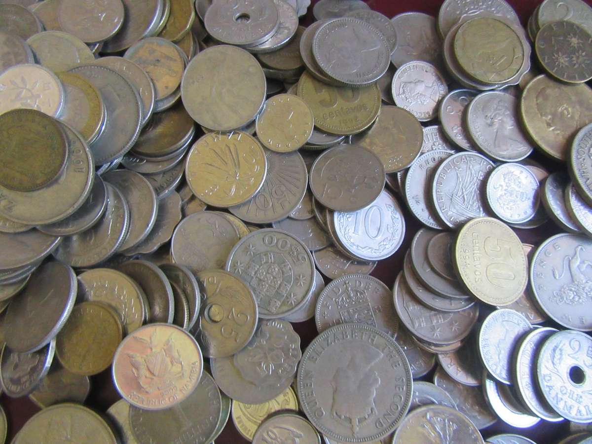 GOOD START FOR THE BEGINNER 400INTERNATIONAL COINS - AS PER SCAN -  - BID PER ITEM - LOT1