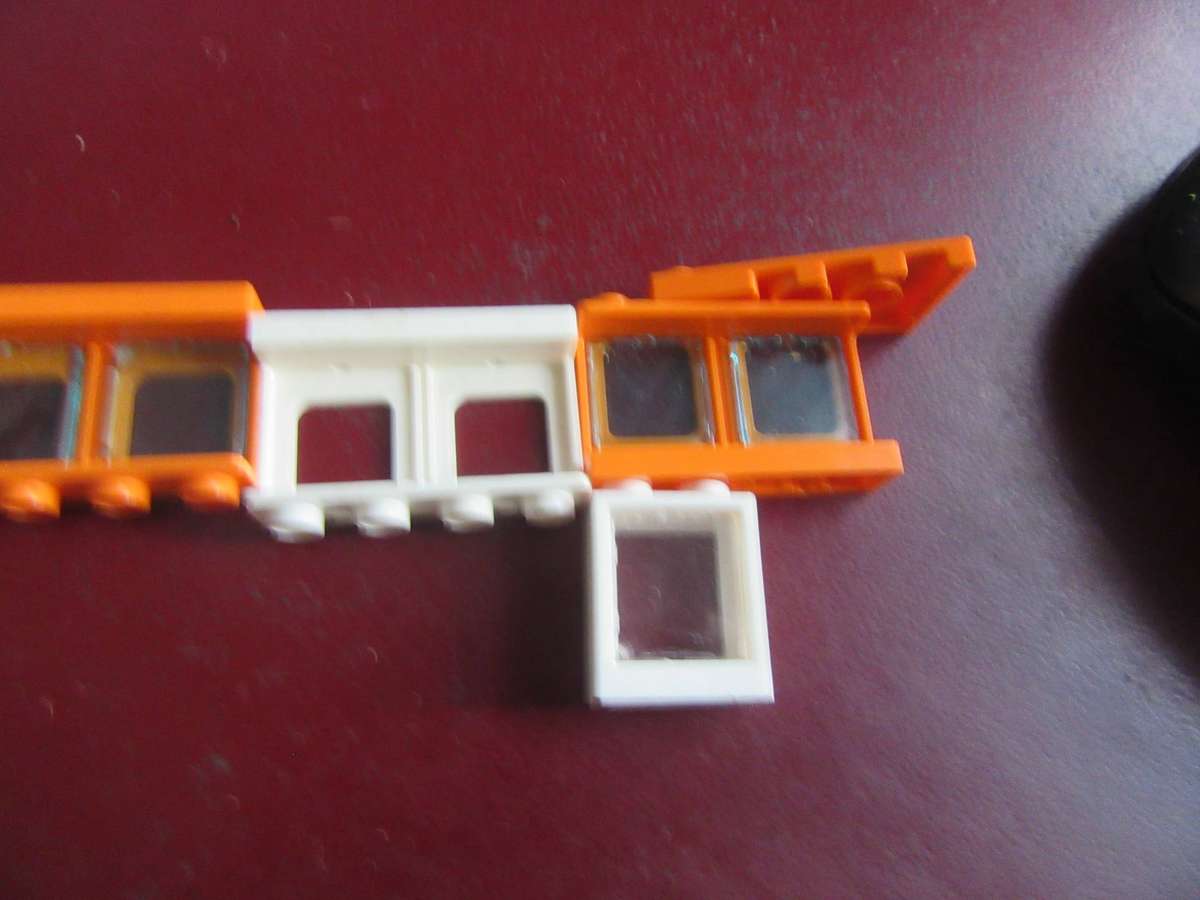 4 VARIOUS LEGO WINDOWS - AS PER SCAN