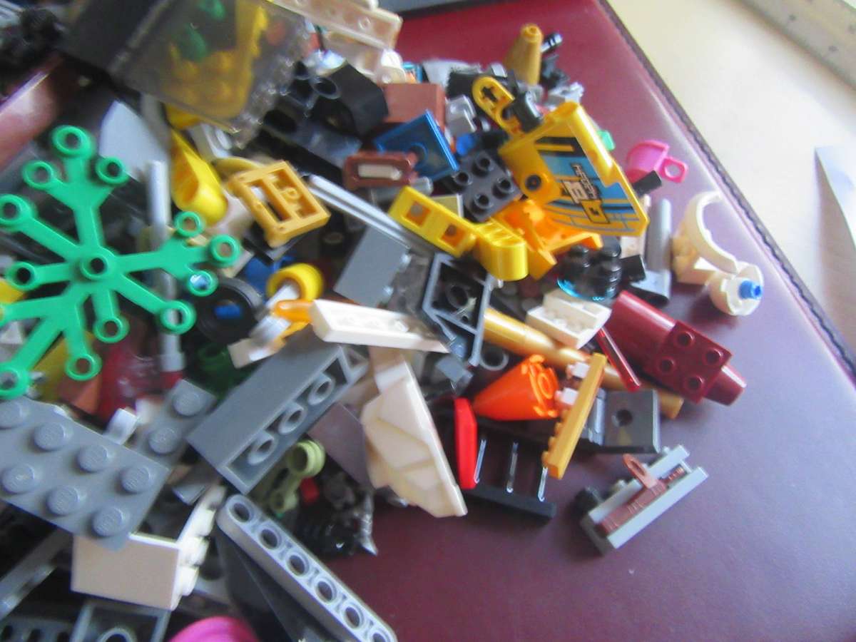 LEGO PARTSFROM PREVIOUSLY ASSEMBLED ITEMS - AS PER SCAN - 700g -LE4 - BID PER TWO GRAMS