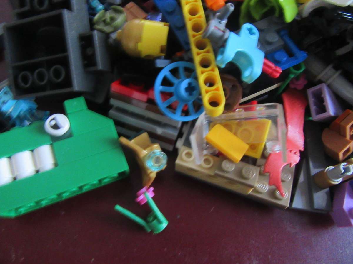 LEGO PARTSFROM PREVIOUSLY ASSEMBLED ITEMS - AS PER SCAN - 700g -LE4 - BID PER TWO GRAMS