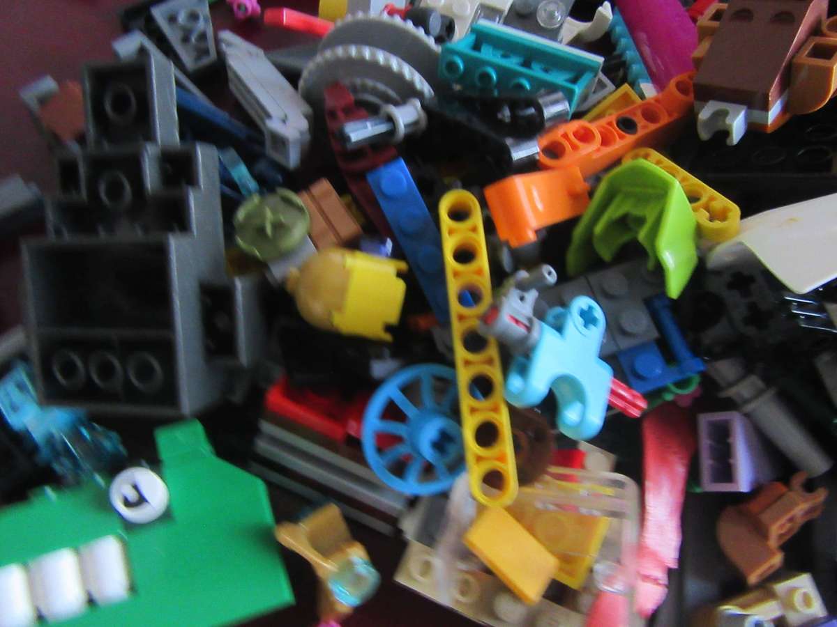 LEGO PARTSFROM PREVIOUSLY ASSEMBLED ITEMS - AS PER SCAN - 700g -LE4 - BID PER TWO GRAMS