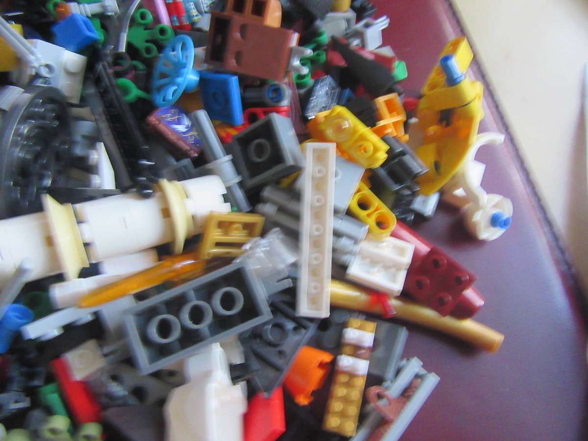 LEGO PARTSFROM PREVIOUSLY ASSEMBLED ITEMS - AS PER SCAN - 700g -LE4 - BID PER TWO GRAMS