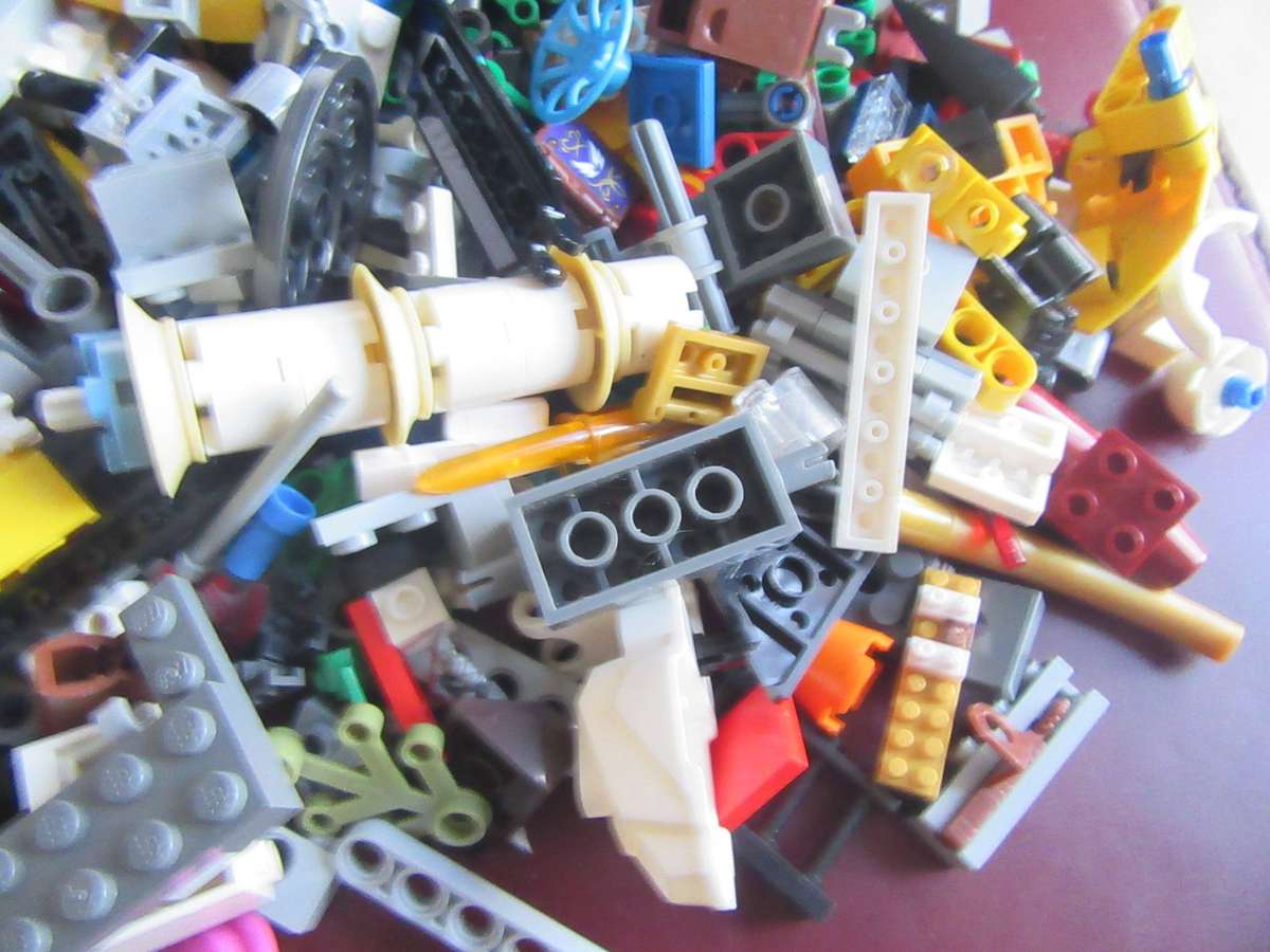 LEGO PARTSFROM PREVIOUSLY ASSEMBLED ITEMS - AS PER SCAN - 700g -LE4 - BID PER TWO GRAMS