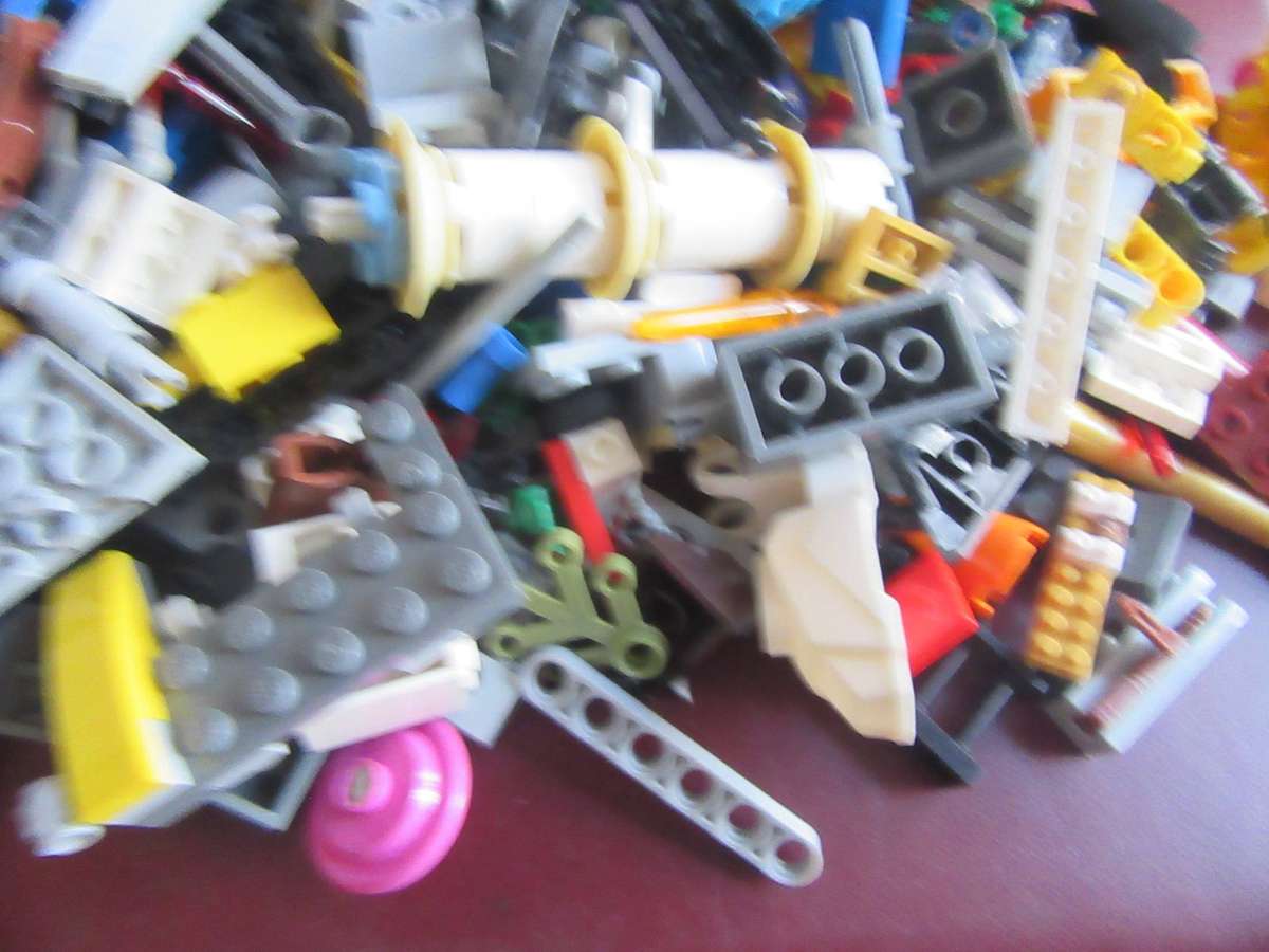 LEGO PARTSFROM PREVIOUSLY ASSEMBLED ITEMS - AS PER SCAN - 700g -LE4 - BID PER TWO GRAMS