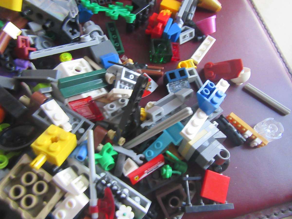 LEGO PARTSFROM PREVIOUSLY ASSEMBLED ITEMS - AS PER SCAN - 700g -LE4 - BID PER TWO GRAMS