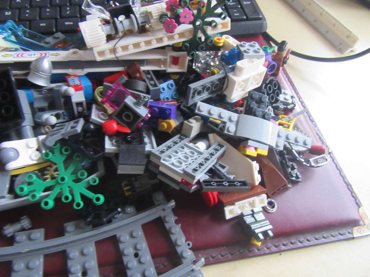 LEGO PARTS FROM PREVIOUSLY ASSMBLED ITEMS AS PERSCAN - 840 g - LE6