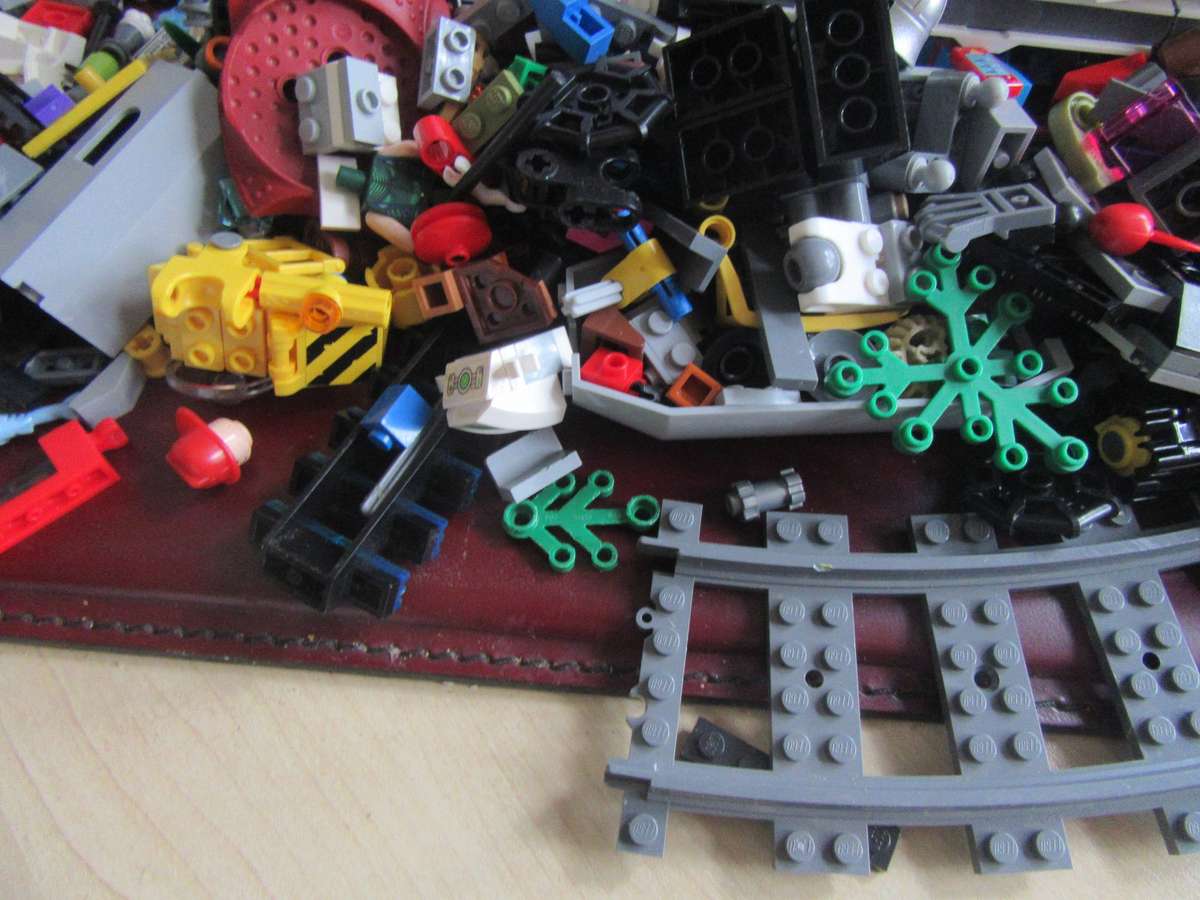 LEGO PARTS FROM PREVIOUSLY ASSMBLED ITEMS AS PERSCAN - 840 g - LE6